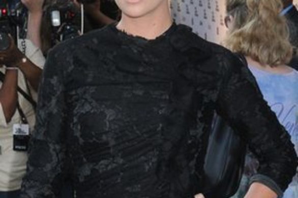 Charlize Theron w koronkowej małej czarnej