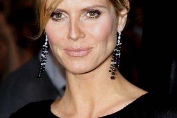 Heidi Klum: brzuszek pod frędzlami