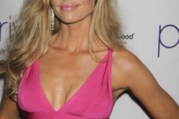 Denise Richards: Operowałam piersi trzy razy