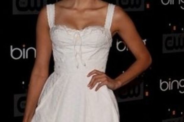 Nina Dobrev subtelna w bieli (FOTO)