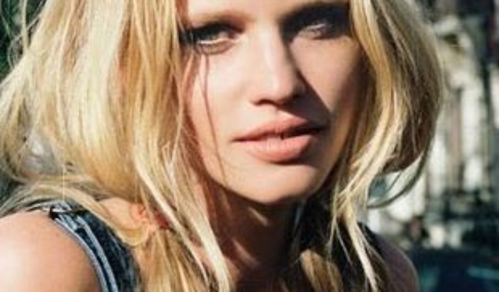 Dziewczęca Lara Stone (FOTO)