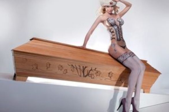 Roznegliżowane modelki ponownie pozują z trumnami