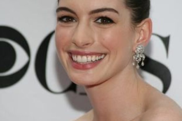 Pierzasta elegancja w stylu Anne Hathaway