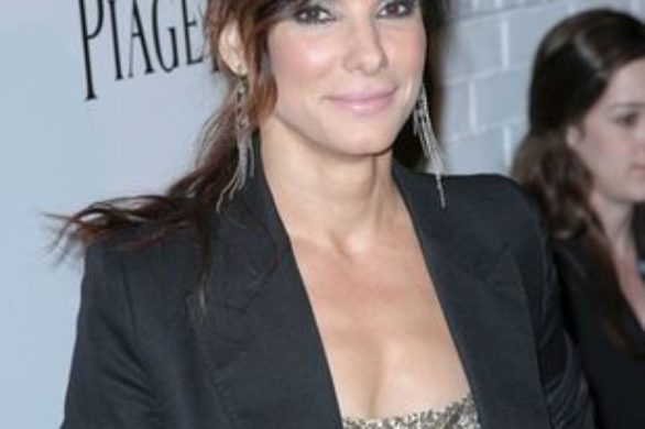 Sandra Bullock w złotej minisukience (FOTO)