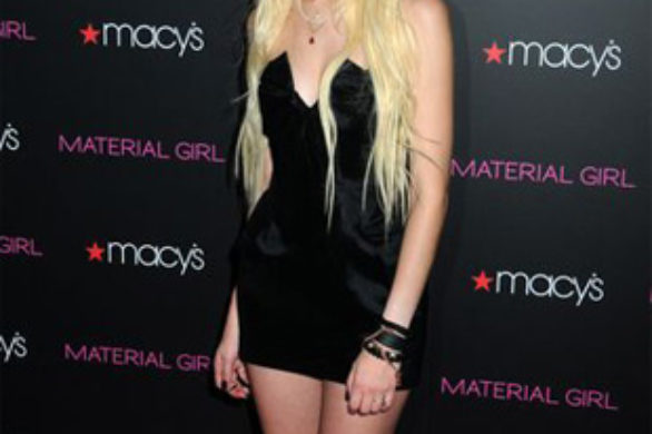 Taylor Momsen w bieliźnie na okładce