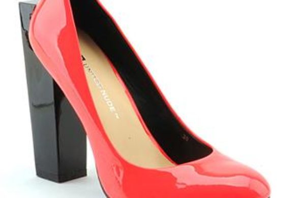 Buty z wystającym obcasem