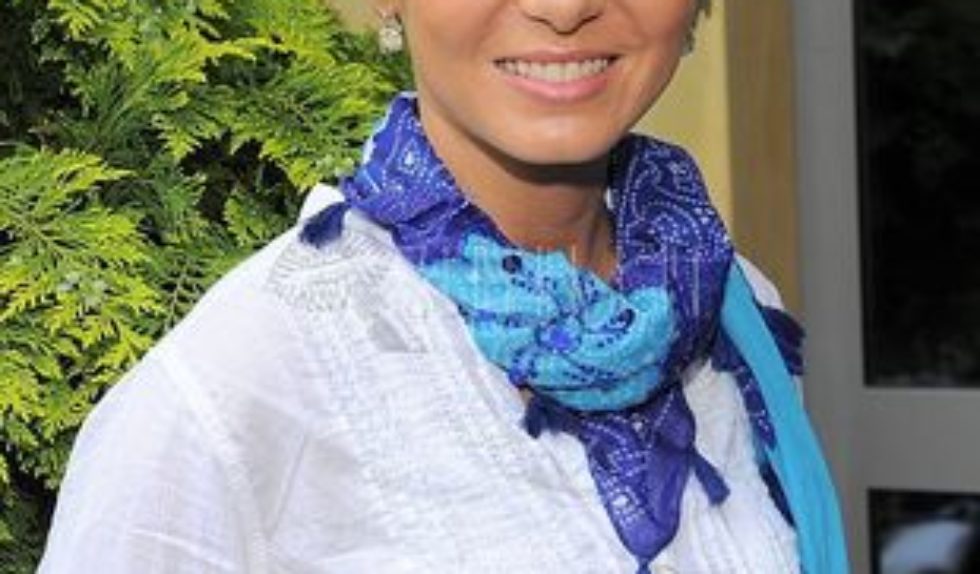 Karolina Nowakowska ożywiła białą bluzkę