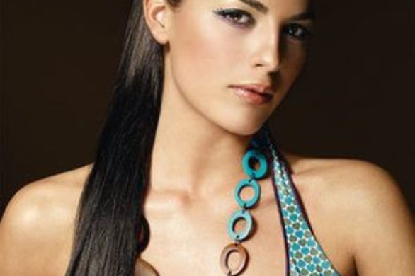 Deborah podkreśla opaleniznę