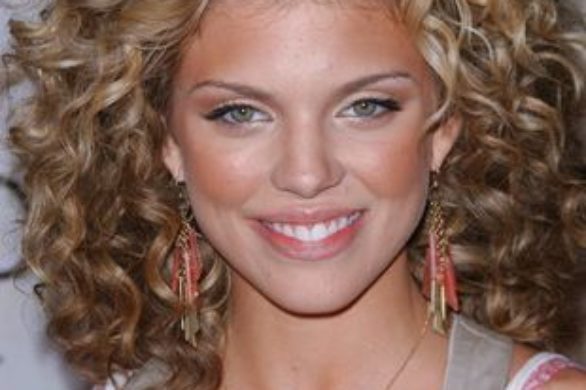 AnnaLynne McCord uwodzi w legginsach