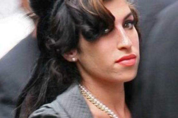 Blond grzywka Amy Winehause