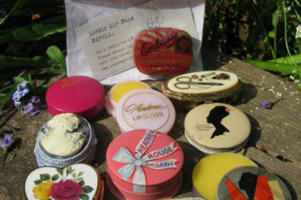 Balsamy do ust w opakowaniach vintage