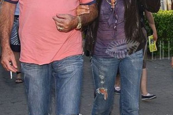 Dziurawe dżinsy – nosi je nawet…