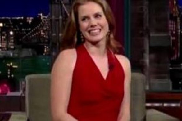 Amy Adams w czerwonej mini