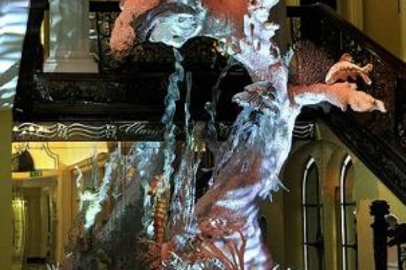 Świąteczne drzewko Johna Galliano – zobaczcie gotowe dzieło