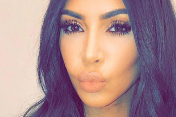 Kim Kardashian pokazuje jak krok po kroku wykonuje swój makijaż (FOTO)