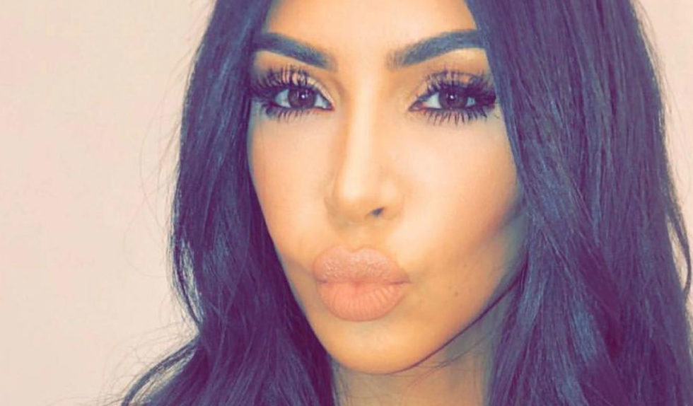 Kim Kardashian pokazuje jak krok po kroku wykonuje swój makijaż (FOTO) Kim Kardashian pokazuje jak krok po kroku wykonuje swój makijaż (FOTO)