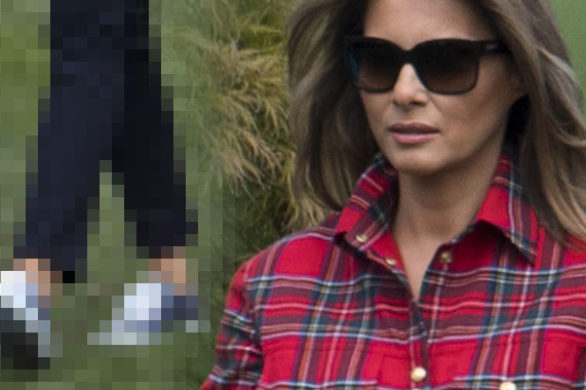 Ten moment, gdy Melania Trump zakłąda czerwoną koszulę i trampki i…