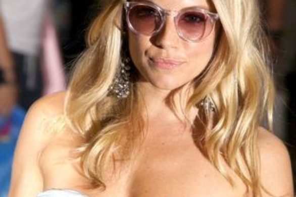 Sienna Miller w niebieskiej mini