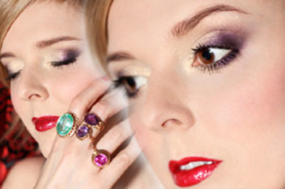 Makijaż w odcieniach złota i fioletu