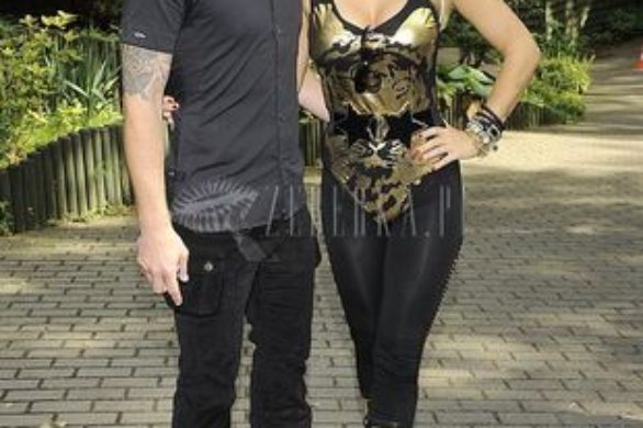 Doda w dziurawych getrach