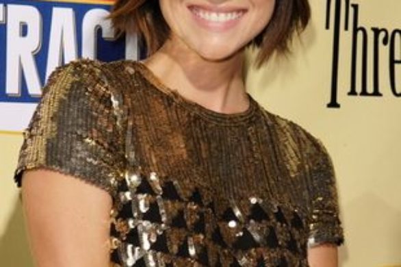 Jessica Stroup cała w złocie