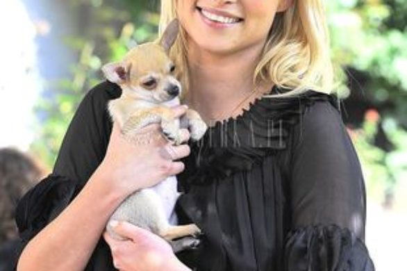 Weronika Książkiewicz w czerni