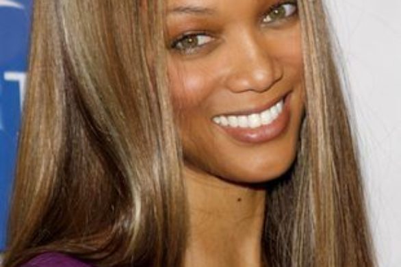 Tyra Banks elegancka w fiolecie