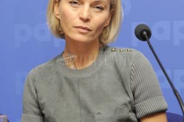 Małgorzata Foremniak w zamszowej sukience
