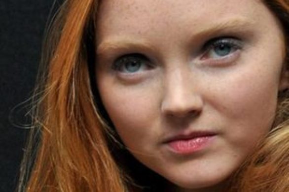 Lily Cole – rudzielec w granacie