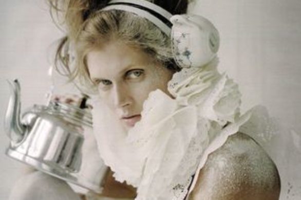 Małgosia Bela w butach z papieru toaletowego