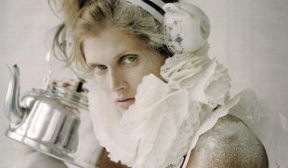 Małgosia Bela w butach z papieru toaletowego