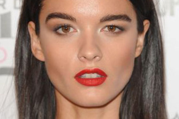 Odchudzona Crystal Renn w czarnej kreacji (FOTO)