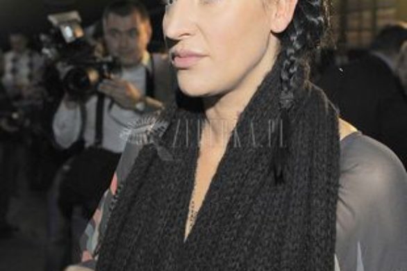 Kayah owinięta wielkim szalem