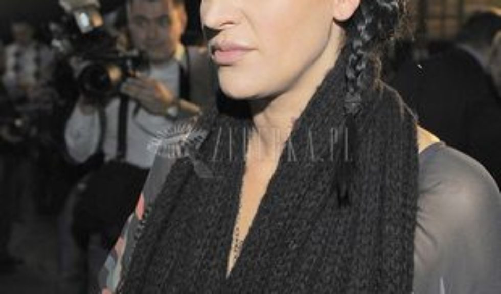 Kayah owinięta wielkim szalem