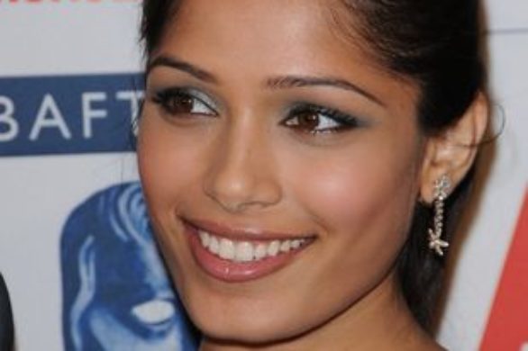 Freida Pinto w falbanach od Valentino