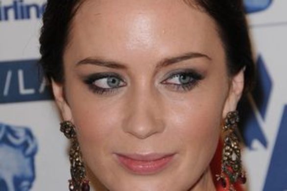 Burgundowa Emily Blunt