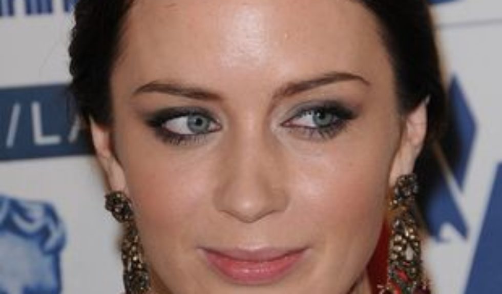 Burgundowa Emily Blunt