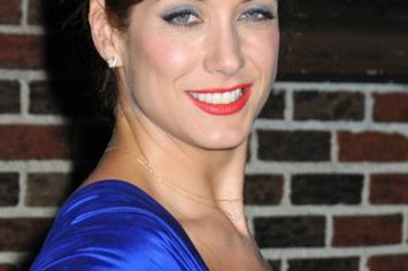 Kate Walsh w chabrowej sukience
