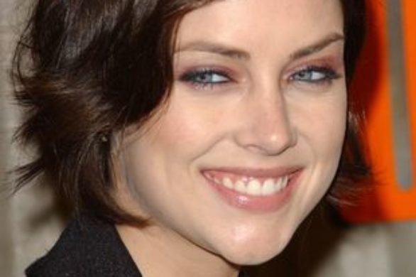Jessica Stroup w ekstremalnie obcisłych dżinsach