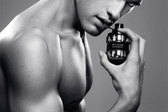 Seksowny mężczyzna w kampanii Viktor & Rolf Spicebomb