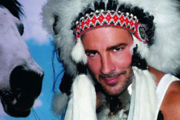 Tom Ford w indiańskim pióropuszu (FOTO)