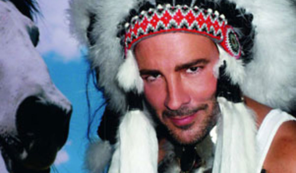 Tom Ford w indiańskim pióropuszu (FOTO)