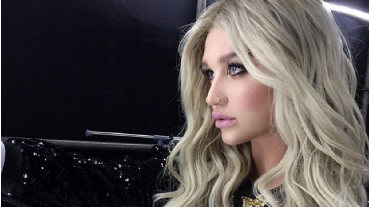 Kesha rezygnuje z makijażu. Piosenkarka żegna się z podkładem i pokazuje piegi! Kesha rezygnuje z makijażu. Piosenkarka żegna się z podkładem i pokazuje piegi!