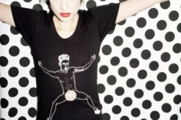 Agyness Deyn w reklamie “gołych t-shirtów”