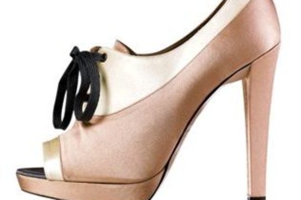 Nowe peep-toe booties