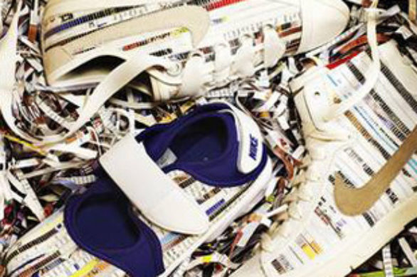 Co łączy stare gazety i sportowe buty?