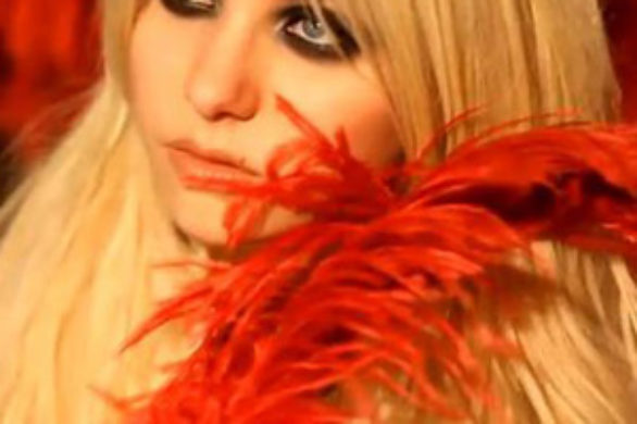 Taylor Momsen promuje  Parlez-Moi d’Amour (VIDEO)