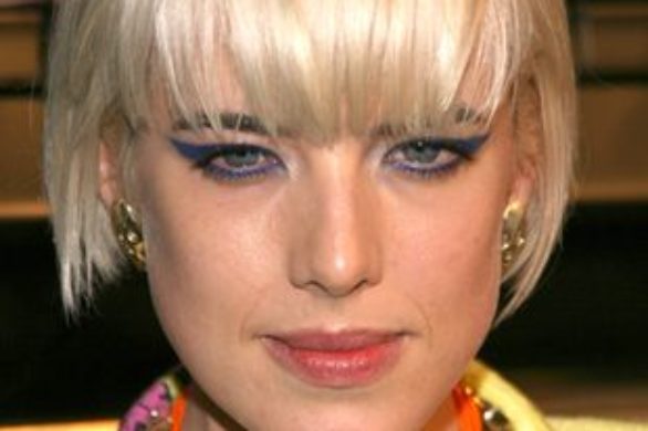 Agyness Deyn obwieszona krzyżami