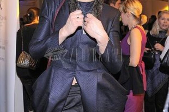 Beata Sadowska w futrzanej czapie