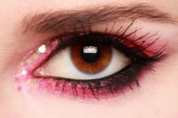 Makijaż w tonacji mocnego różu